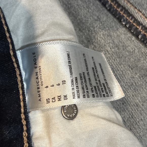 American Eagle Womens Shorts Size 6 Blue Midi 5-Pocket Cutoff Medium Wash - Picture 6 of 9